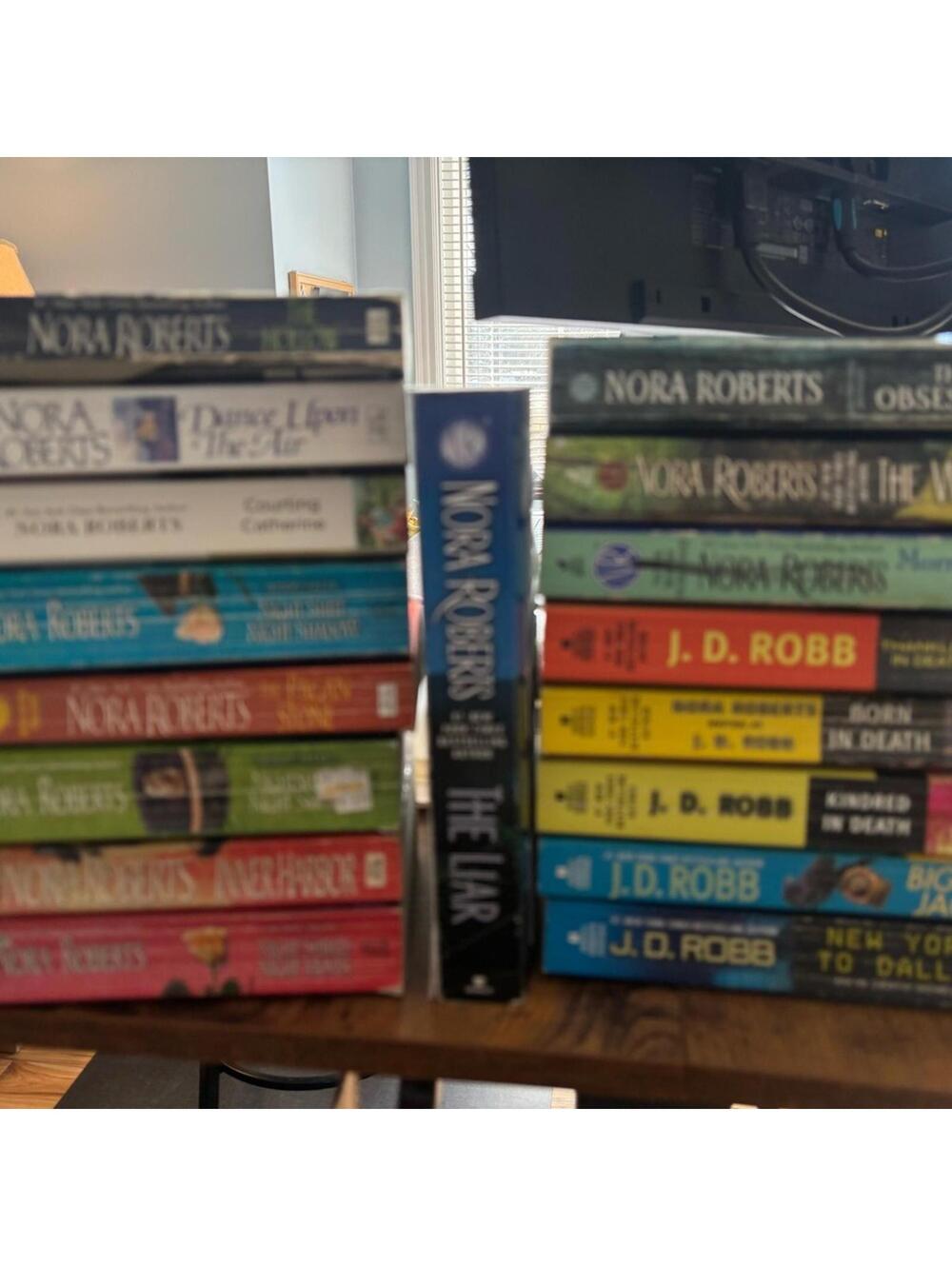 #R002 GUC Nora Roberts/J.D. Robb Collection, 17 books. Multiple Complete Series.